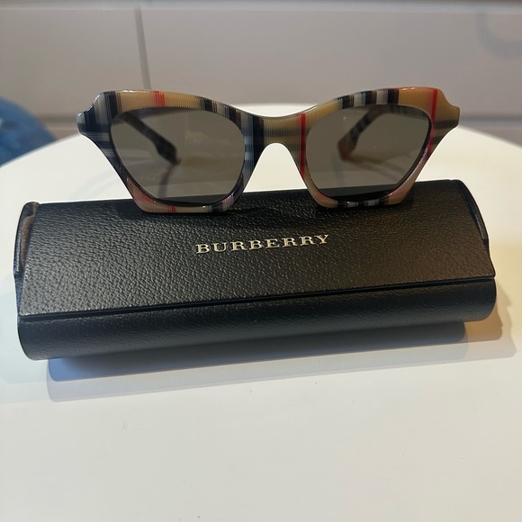 Burberry Vintage Check Square Frame Sunglasses, Excellent Condition - Picture 7 of 11